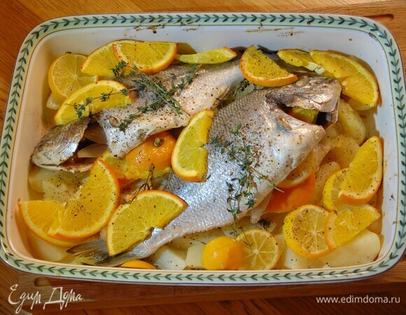 Дорада, запеченная с апельсином и лимоном на подушке из картофеля Дорада, запеченная с апельсином и лимоном на подушке из картофеля