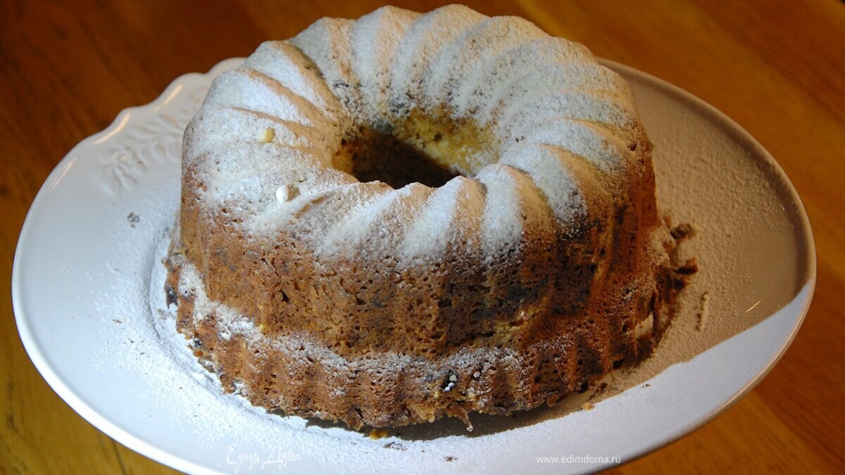 Кекс с черносливом и ореховым крамблом