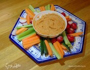 Закуска из свежих овощей с дипом из цветной капусты, сладкого перца и розмарина