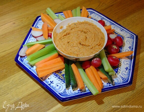 Закуска из свежих овощей с дипом из цветной капусты, сладкого перца и розмарина Закуска из свежих овощей с дипом из цветной капусты, сладкого перца и розмарина