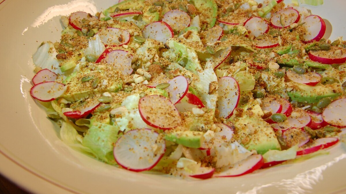 Салат айсберг с редисом, авокадо и кремом из баклажанов