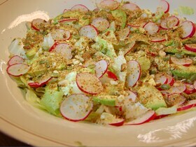 Салат айсберг с редисом, авокадо и кремом из баклажанов