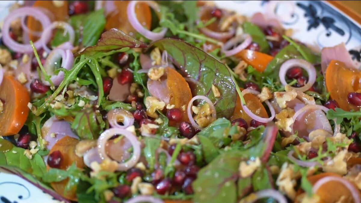 Салат с утиной грудкой, хурмой, грецкими орехами и зернами граната