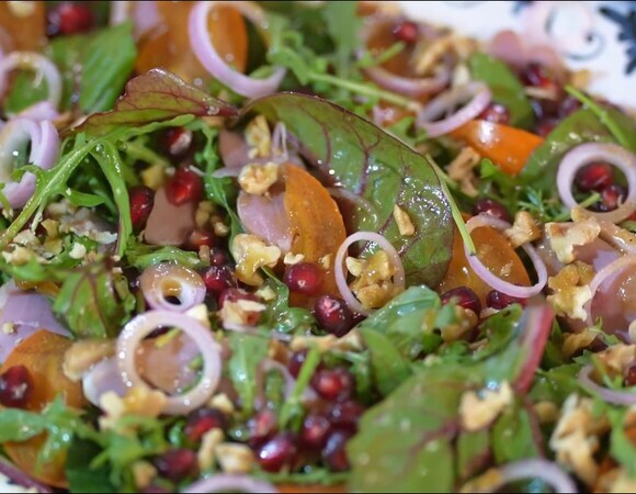 Салат с утиной грудкой, хурмой, грецкими орехами и зернами граната Салат с утиной грудкой, хурмой, грецкими орехами и зернами граната