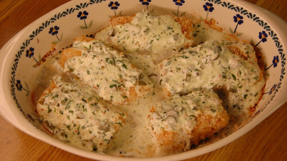 Треска под соусом из тархуна и каперсов