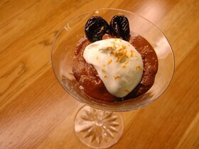 Шоколадный мусс с черносливом и взбитыми сливками