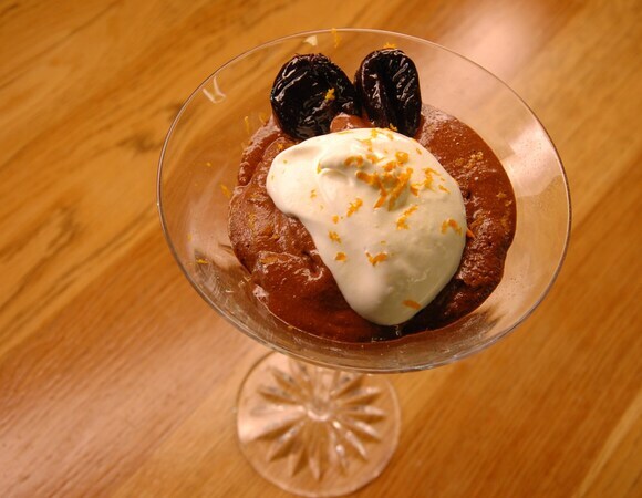 Шоколадный мусс с черносливом и взбитыми сливками