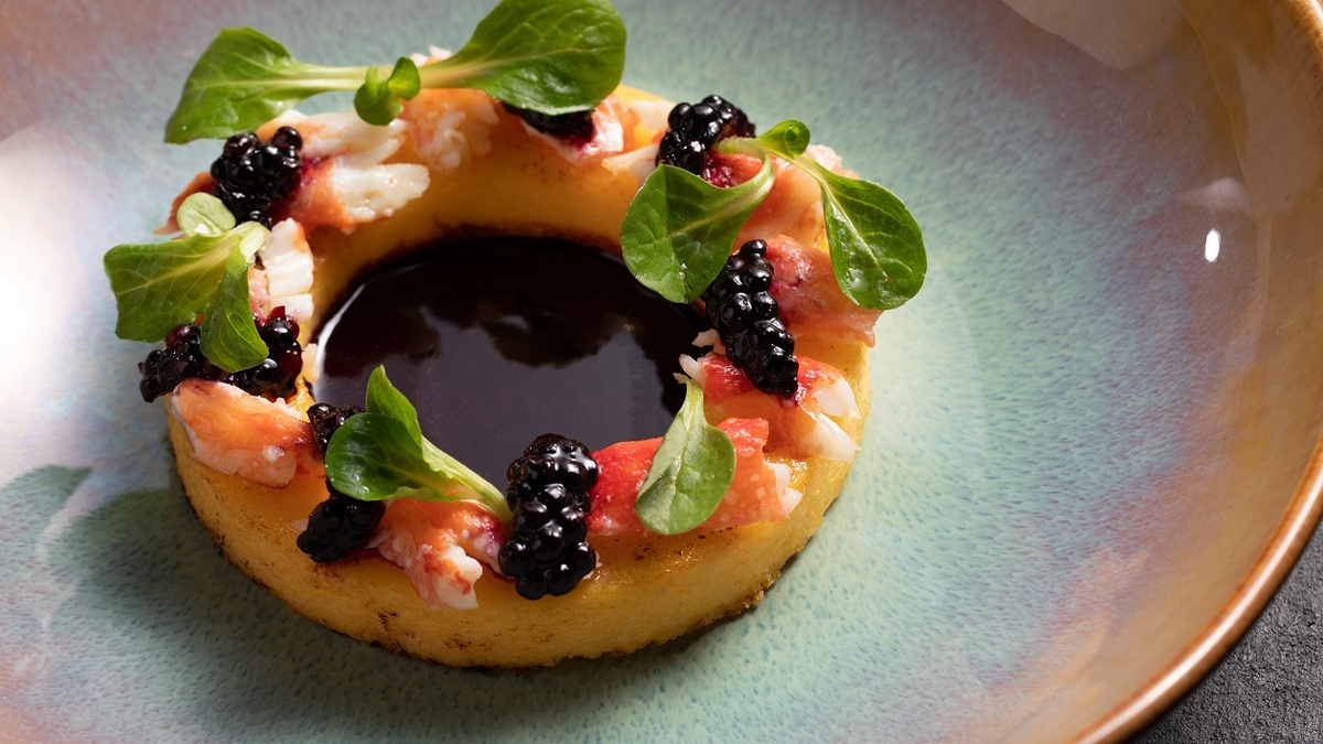 Полента с крабом и ежевичным соусом