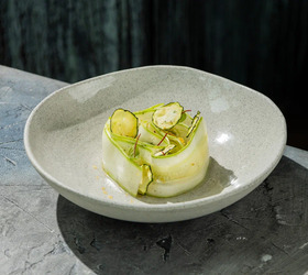 Карпаччо из юного кабачка с чипсами из кабачка и щавелевой сальсой