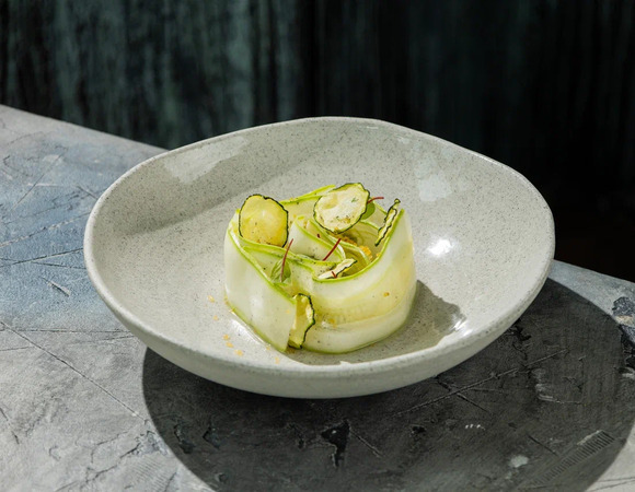 Карпаччо из юного кабачка с чипсами из кабачка и щавелевой сальсой Карпаччо из юного кабачка с чипсами из кабачка и щавелевой сальсой