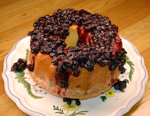 Бисквитный кекс с черничным соусом