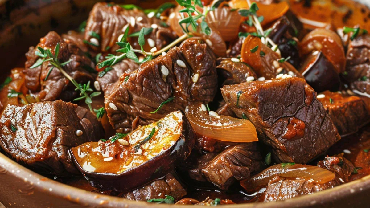 Говядина тушёная с луком и баклажанами