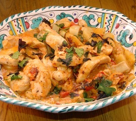 Куриное филе в воке с картофелем, помидорами черри и голубым сыром