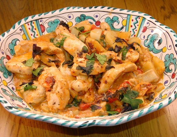 Куриное филе в воке с картофелем, помидорами черри и голубым сыром