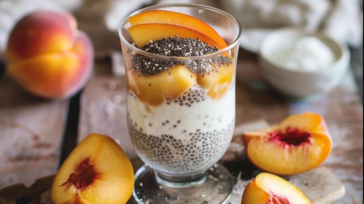 Чиа-пудинг с персиком и кокосом