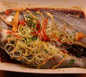 Дорада, запеченная с имбирем в соевом соусе