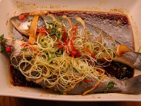 Сибас, запеченный с имбирем в соевом соусе