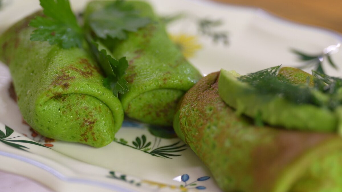 Зеленые блины с семгой, авокадо и грибами