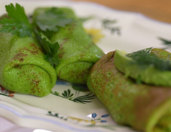 Зеленые блины с семгой, авокадо и грибами 