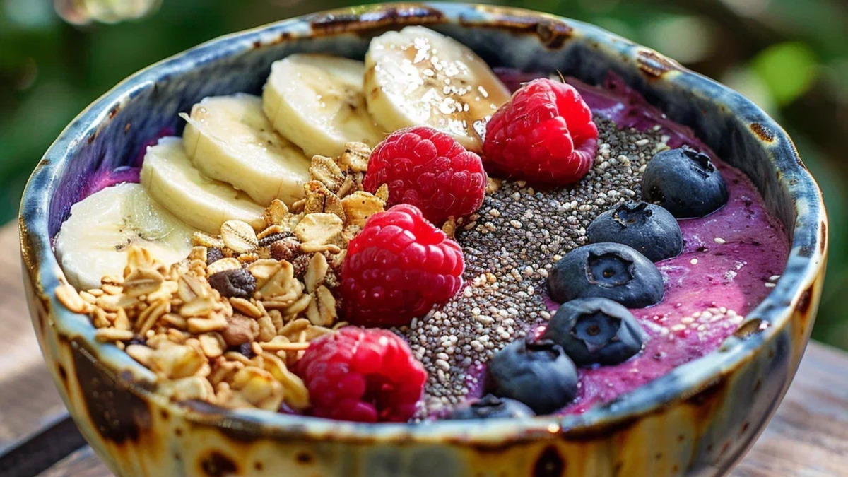 Смузи-болл с ягодами, бананом и семенами чиа