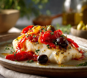 Треска с печеным перцем и оливками