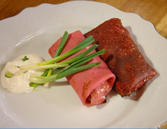 Свекольные блинчики с селедкой, зеленым луком и сметаной Свекольные блинчики с селедкой, зеленым луком и сметаной