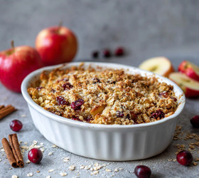 Домашний овсяный крамбл с яблоком и клюквой