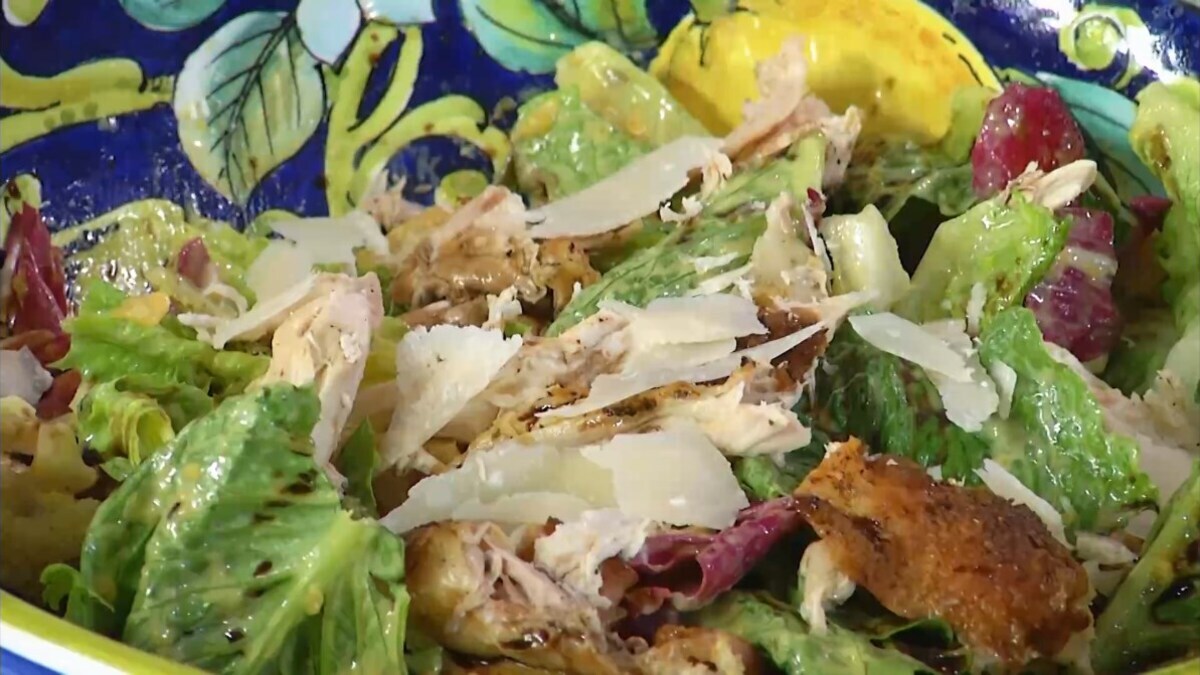 Салат «Цезарь» с запеченным цыпленком и копченой грудинкой