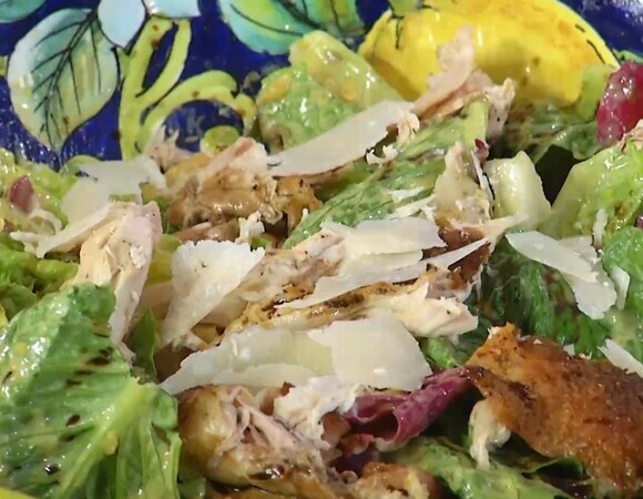 Салат «Цезарь» с запеченным цыпленком и копченой грудинкой Салат «Цезарь» с запеченным цыпленком и копченой грудинкой