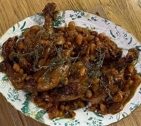 Утиные ножки, томленные в сидре с красным луком, изюмом и медом