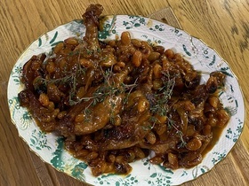 Утиные ножки, томленные в сидре с красным луком, изюмом и медом