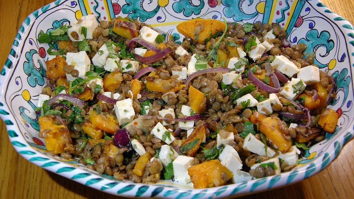 Салат из чечевицы с тыквой, фетой, красным луком и зеленью