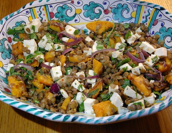 Салат из чечевицы с тыквой, фетой, красным луком и зеленью
