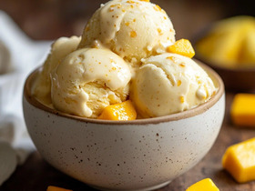 Домашнее мороженное с кусочками манго и бананом