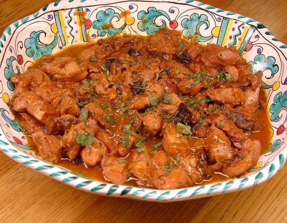 Индейка, томленная с черносливом и красным луком Индейка, томленная с черносливом и красным луком