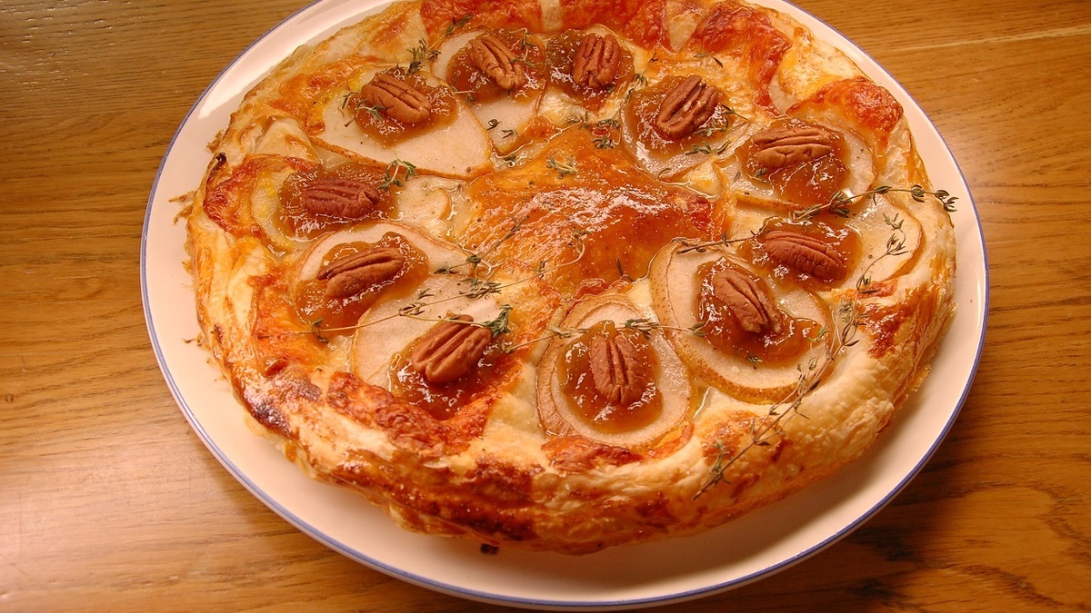 Слоеный тарт с грушами, сыром и орехами пекан