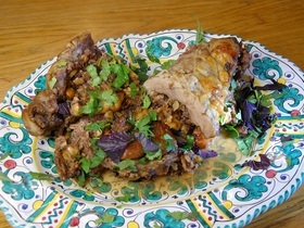 Лопатка ягненка, фаршированная курагой, инжиром и орехами