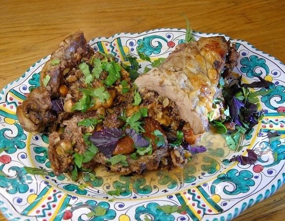 Лопатка ягненка, фаршированная курагой, инжиром и орехами 