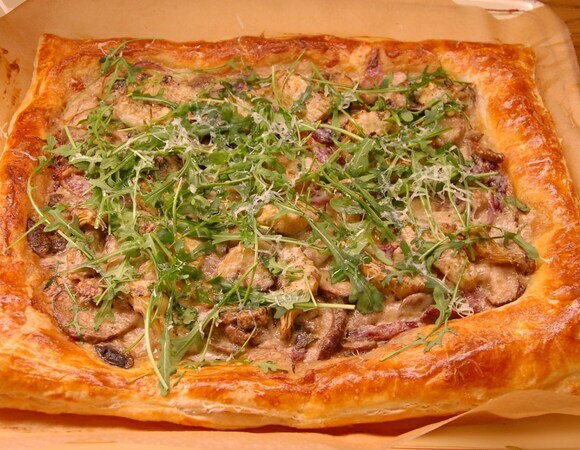 Грибная закуска на тесте с артишоками, сыром и руколой