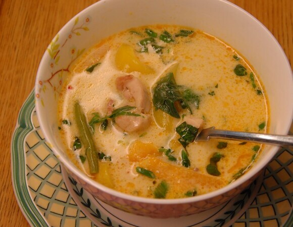 Азиатский суп с курицей, тыквой, сладким перцем и карри 