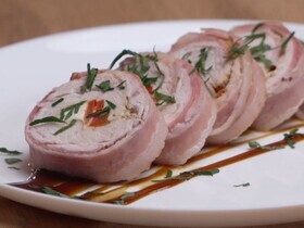 Рулетики из индейки с сыром и шпинатом