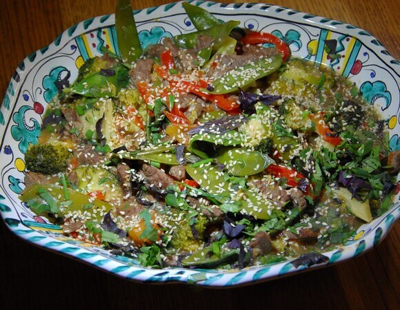 Жаркое из говядины с брокколи, стручками гороха и сладким перцем