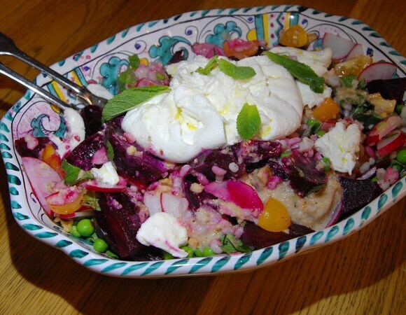 Салат из перловки с зеленым горошком, бурратой и ореховой заправкой 
