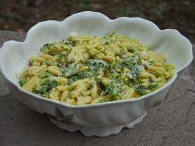 Макароны с эдамаме и песто из зеленого горошка и миндаля