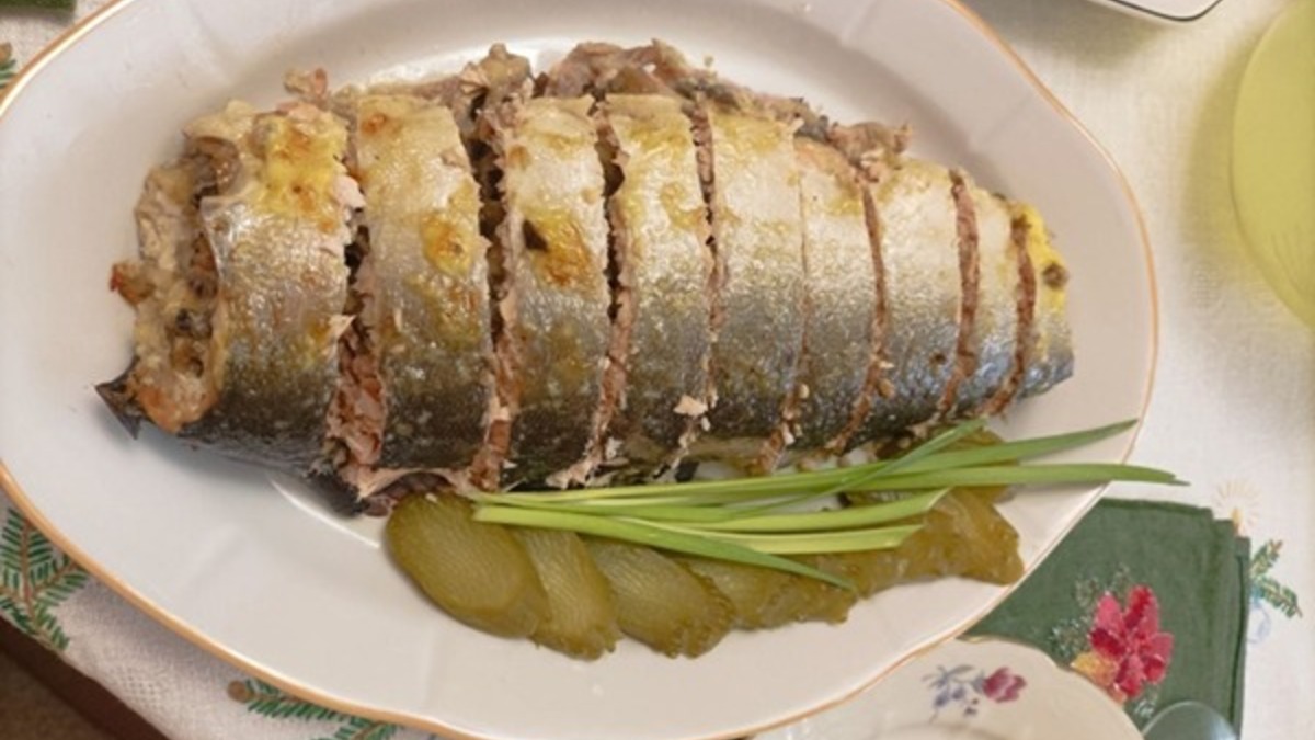 Горбуша, фаршированная грибами и сыром