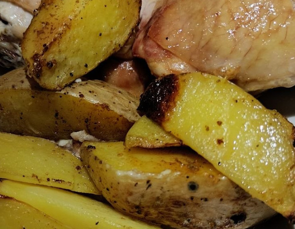 Запеченные куриные бедра с картофелем