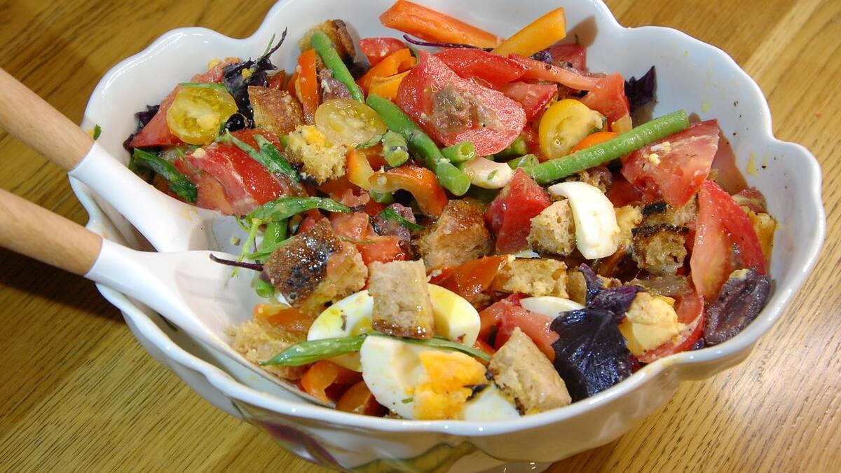 Салат из сладкого перца с помидорами, анчоусами и стручковой фасолью