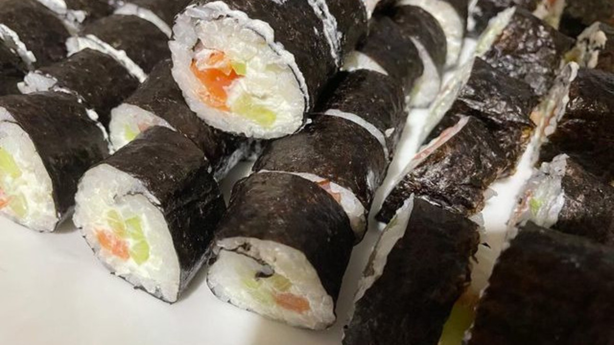 Роллы с огурцом и лососем