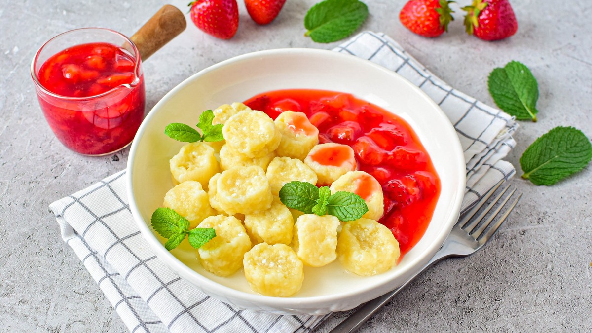 Ленивые вареники с клубничным соусом