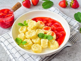 Ленивые вареники с клубничным соусом